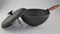 Preview: 3,5 Liter WOK aus Gusseisen mit Holzgriff und Deckel Pfanne Gusswok Wokpfanne