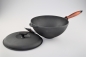 Preview: 3,5 Liter WOK aus Gusseisen mit Holzgriff und Deckel Pfanne Gusswok Wokpfanne