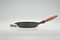 Preview: 20 cm Pfanne aus Gusseisen mit Holzgriff PREMIUM