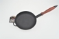 Preview: 22 cm Pfanne aus Gusseisen mit Holzgriff PREMIUM
