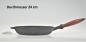 Preview: 24 cm Pfanne aus Gusseisen mit Holzgriff PREMIUM