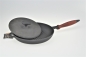 Preview: 26 cm Grillpfanne Bratpfanne aus Gusseisen mit Ausgießer Presse Fleischpresse