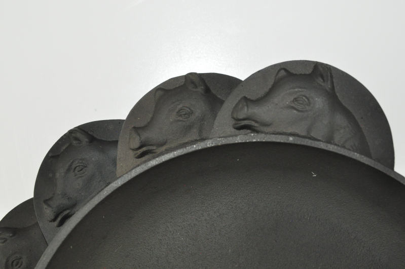 SET 5 Feuerpannen Servierpfannen mit dekorativen Gussgriffen "Schwein" + Griff